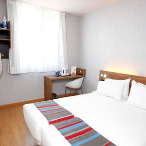 Travelodge Valencia Aeropuerto in Manises, image may contain: Hotel, Office Building, Bench, Tree
