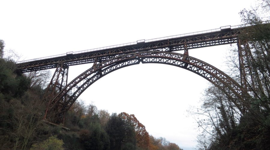 l'arcata del ponte vista da sud a nord dalla valle del Rio Vicano