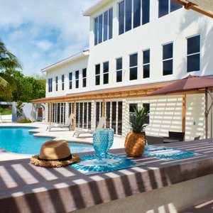 Pool Bar