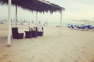 Zwembad en strand
