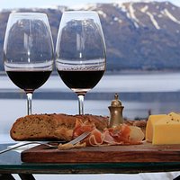 Montaña + lago + vino patagonico + una picada....que mas???