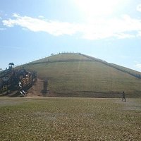 この山の頂上からも見えます