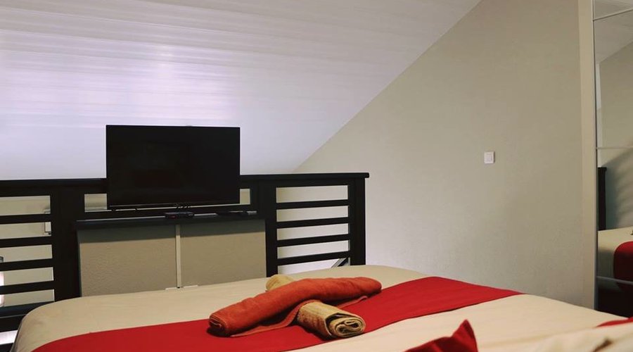 Pour votre confort, un deuxième téléviseur est aux pieds de votre lit.