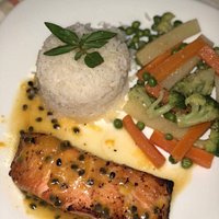 Prato Excelente! Camarão Grelhado com molho de maracujá, legumes salteados e arroz.
