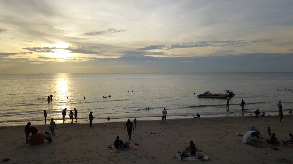 teluk kemang chalet tepi pantai