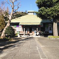 スッキリとした印象の本堂