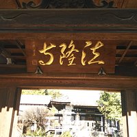 厳粛な雰囲気の境内