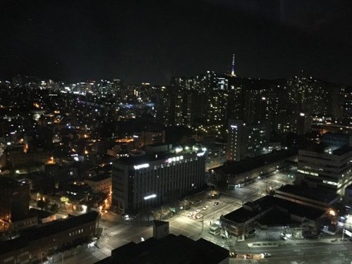 저 멀리 남산 야경이 보이는군요.