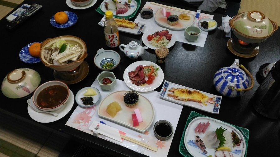 落ち着いた旅館です
外見は古いけど　リフォームが入っていて中は綺麗です
竹を意識した和風な空間ですが　ベッドがあるので布団を敷くという手間はかかりません
Wi-Fiは使えます。受付で言うと、ポ
