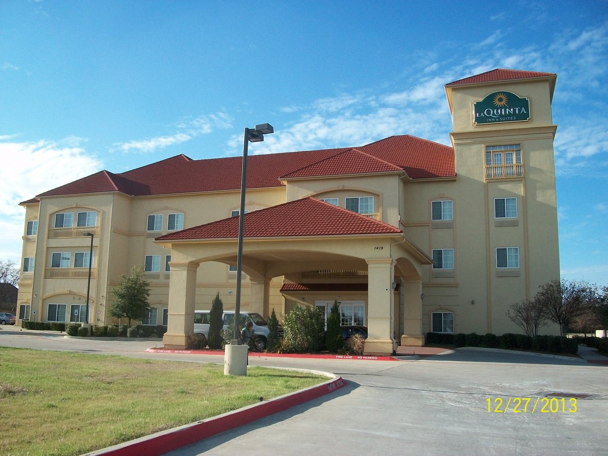 COMFORT INN & SUITES CEDAR HILL DUNCANVILLE $91 ($̶1̶1̶2̶) - Updated