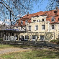 Spielort ist das ehem. Kurhaus im Solbad im Raffelbergpark an der Stadtgrenze Mülheims zu Duisbu