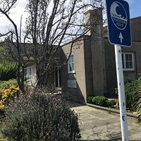 Прекрасное место на окраине города. Автобус номер 2 останавливается напротив.