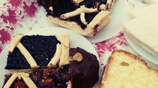 Té La Oma para dos con porciones de tarta, torta, cuadraditos, budin, sandw de miga