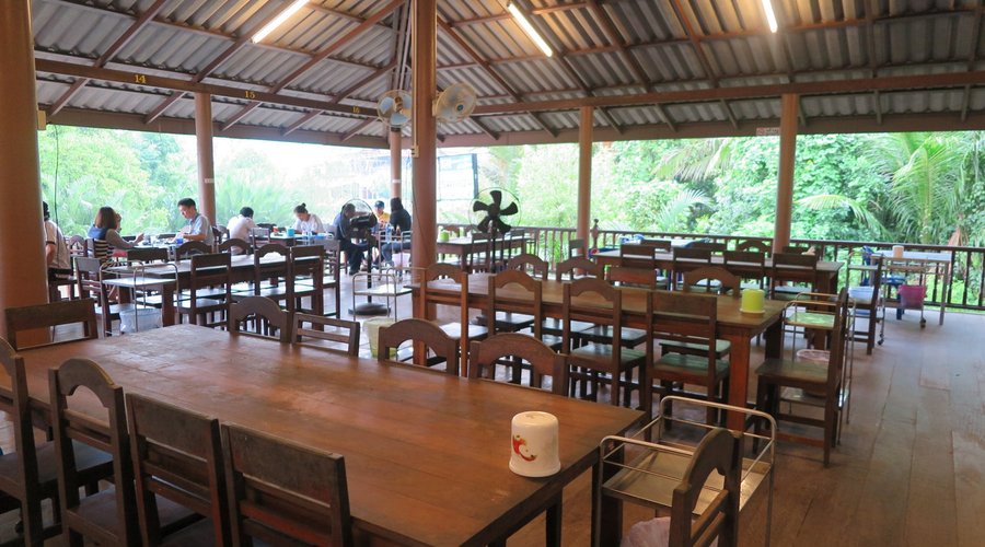 ภายในร้านเป็นแบบเปิดโล่ง อากาศถ่ายเท ดีครับ และกว้างมากๆ