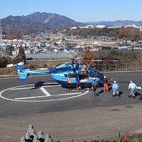 ヘリコプターから救助者を救急車へ運ぶ訓練の様子