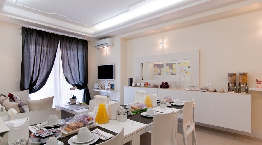 Sala colazione con zona tv-lettura