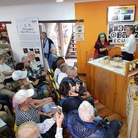 Visitantes de origen francés que atienden la explicación de nuestro trabajo