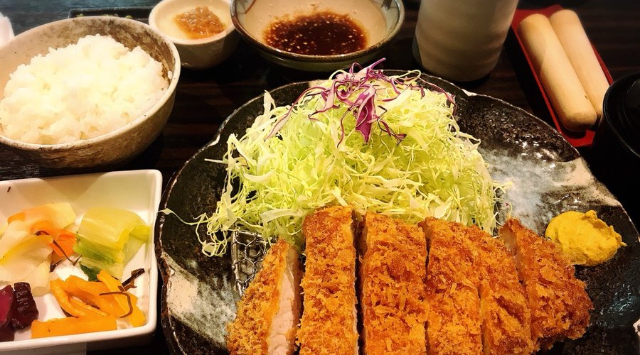 お昼のロースカツ定食１８０ｇ　ジューシーで柔らかくて美味しいカツです。ご飯、キャベツ、味噌汁はおかわり自由。味噌汁は熊本には珍しい赤だしです。