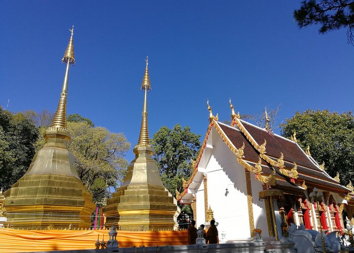 main wat hall flanked by the stupas