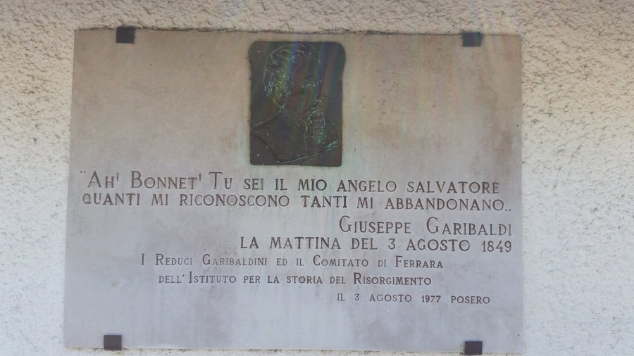 lapide dedicata a Bonnet con le testuali parole di Garibaldi