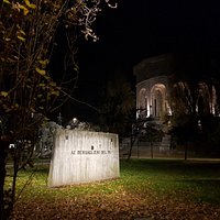 monumento ai Bersaglieri del Po, sito nella piazza d'armi. Vedete anche l'Acquedotto