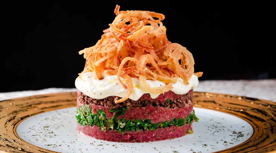 Top 5: BURJ-camadas intercaladas de quibe cru, refogado carne e nuts com coalhada e cebola croca