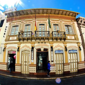 Ubicados en una casona de estilo republicano que gano galardón por su restauración