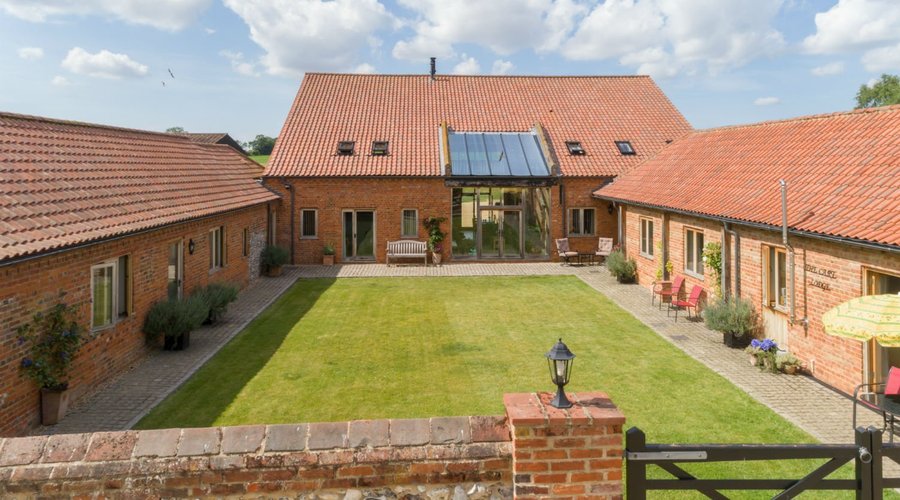 West Heath Barn - 3 beautifully restored traditional Norfolk barns just outside Great Massingham