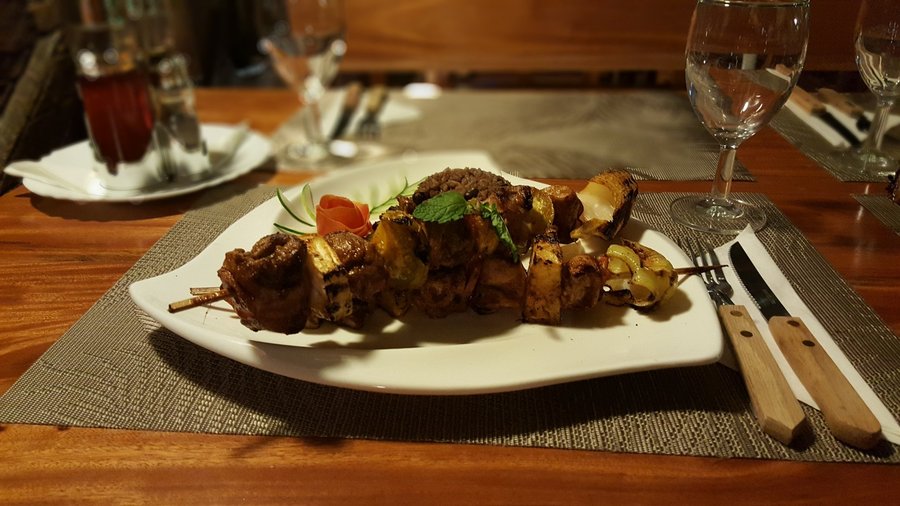 Brochetas mixtas en la Terraza de Restaurante Casa Prado