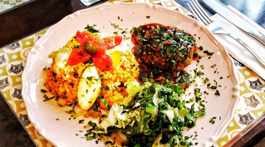 Arroyz de forno, polpetone de quinua e berinjela ao molho madeira e mix de verduras!
