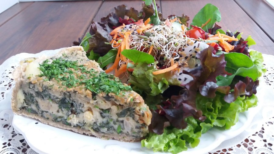 Torta de espinafre, queijo meia cura e passas com salada de folhas orgânicas!