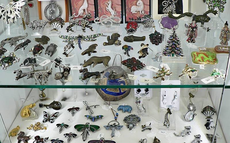 Copies of historical jewels and Art Nouveau brooches are a very nice and tasteful gift.