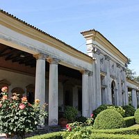 Particolare facciata che ricorda le terme romane
