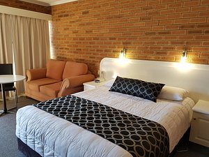 Cousins Motor Inn in Inverell, image may contain: Couch, Furniture, Bed, Interior Design