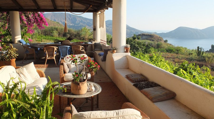 Il baglio superiore con zona relax