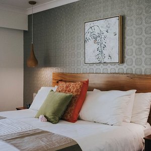 Studio Pearl king bed