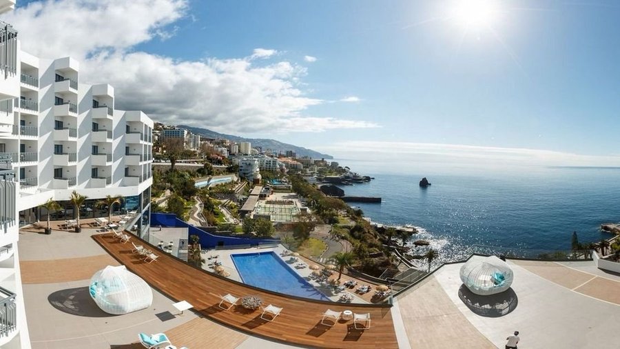 Sunny Day at Baía Azul