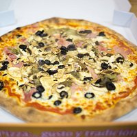 La pizza perfecta, sabrosa, crujiente y petada de queso.