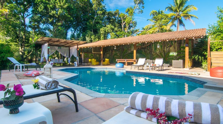 area da piscina com pergolados, com salas e mesa de sinuca