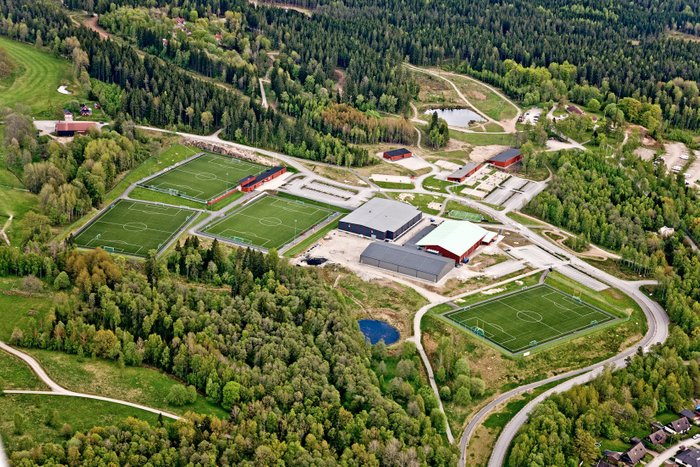 Vy över Lassalyckan med leder, planer, ishallar, fotbollshall, boulehall, hotell, dammar mm. 