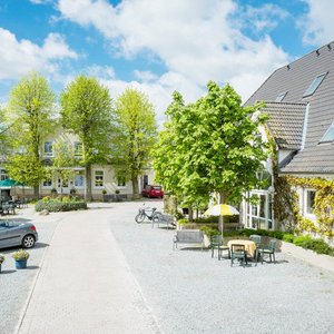 Blick auf das Haupthaus mit Rezeption