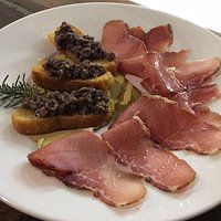 PROSCIUTTO DI CINGHIALE CON CROSTINO DI CACCIAGIONE