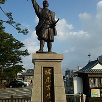 松江城の前に佇む堀尾吉晴公
