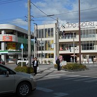 交差点に面した商業ビル