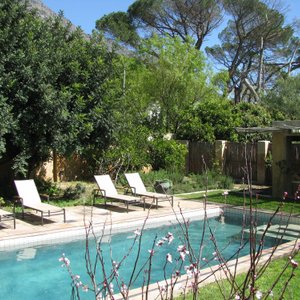 swimming pool (approx 9 m long)