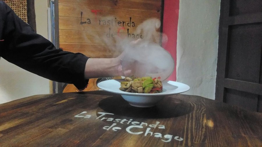 Lomo de Atún Rojo con verduras de temporada y ahumado muy Canario.