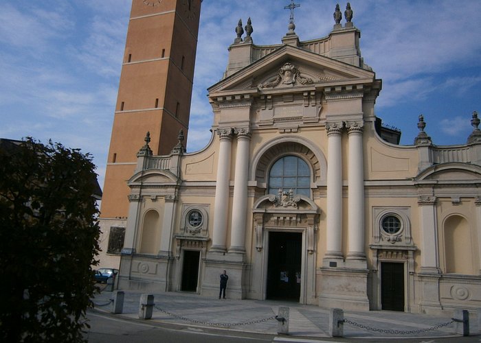 Difronte alla Chiesa il Centro culturale Monsignor Sonzini