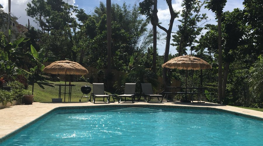 Amazing place to stay, clean, have all amenities ( lawn chairs, bbq swimming pool) grounds groom