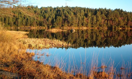 Eivindsvatnet er innbydende både for fiske og bading.