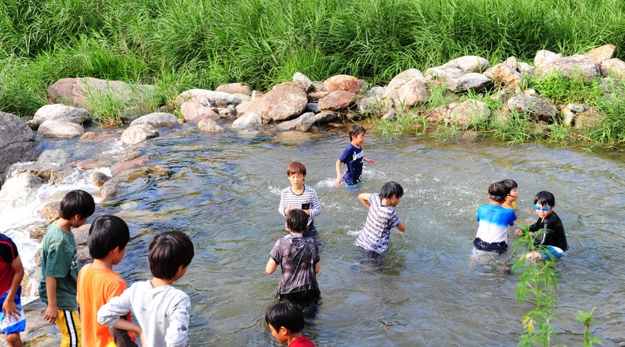 한드미마을에서 보낸 무더운 여름, 아이들이 물놀이를 즐기고 있다.